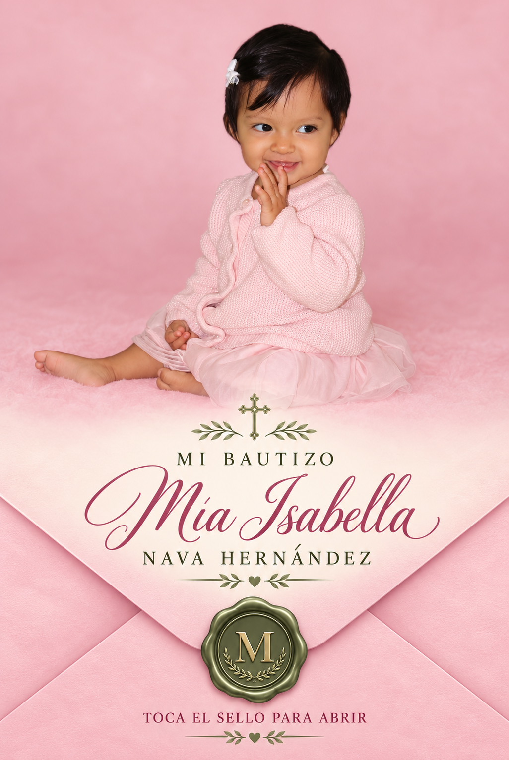 Sobre rosa con el nombre de Mía Isabella y sello oliva